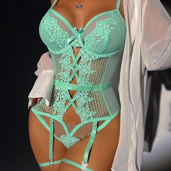 Sexy Floral Lace Lingerie Set - Picture 2 of 9